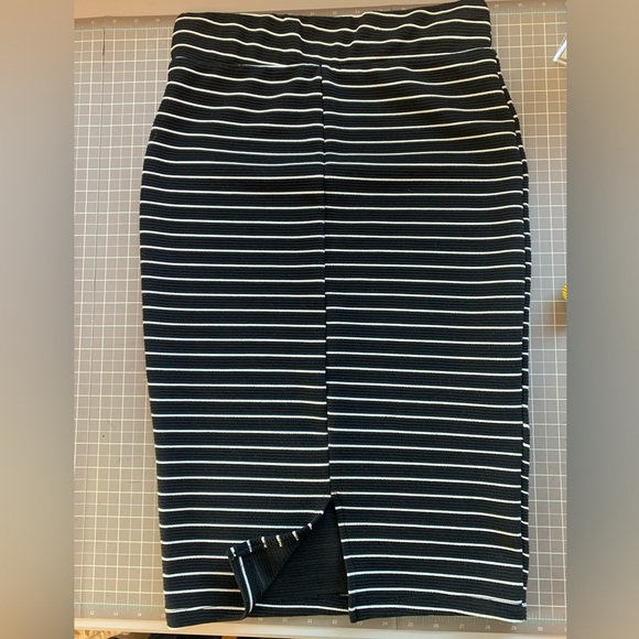 Cute bodycon pull on skirt, - Picture 3 of 3